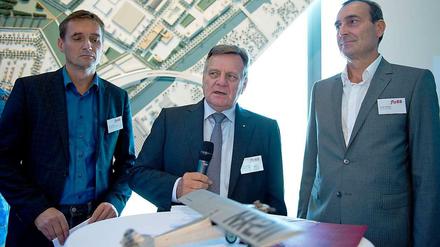 1. Vorsitzender des neuen Luftfahrt-Interessenverbandes ist Hartmut Mehdorn. Eingerahmt wird er von seinen Stellvertretern Martin Eckhardt, Chef des Flugplatzes Oehna (li.) und Frank Hellberg vom Unternehmen Air Service Berlin.