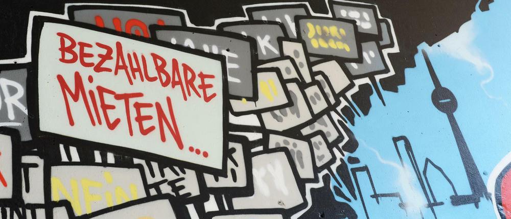 Ein Graffiti am Kottbusser Tor in Kreuzberg fordert bezahlbare Mieten.