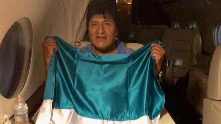 Boliviens bisheriger Präsident Evo Morales in einer Maschine der mexikanischen Luftwaffe, mit einer Fahne seines neuen Exillandes. 
