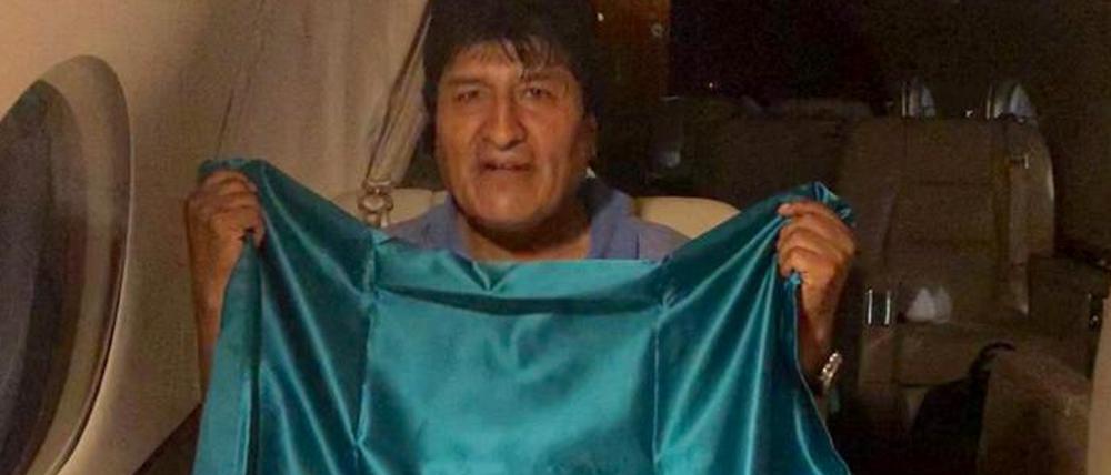 Boliviens bisheriger Präsident Evo Morales in einer Maschine der mexikanischen Luftwaffe, mit einer Fahne seines neuen Exillandes. 