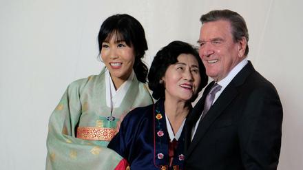 Glückliches Paar: Gerhard Schröder und Soyeon Schröder-Kim. In der Mitte: die Schwiegermutter.