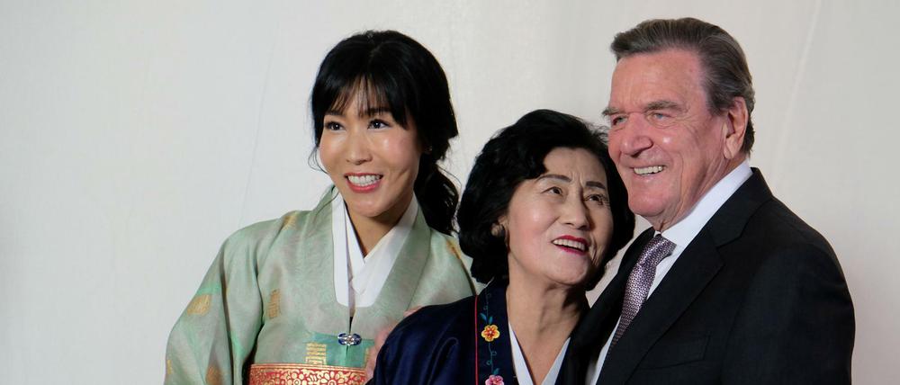 Glückliches Paar: Gerhard Schröder und Soyeon Schröder-Kim. In der Mitte: die Schwiegermutter.