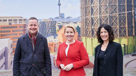 Die Fraktionsvorsitzenden und Spitzenkandidaten der jeweiligen Parteien im Land Berlin Klaus Lederer (l-r, Die Linke), Franziska Giffey (SPD) und Bettina Jarasch ( Bündnis 90/ Die Grünen) stehen auf dem EUREF Campus.