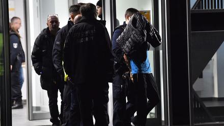 Polizisten nahmen in nach der Attacke in der Berliner Schlosspark-Klinik eine Person fest.