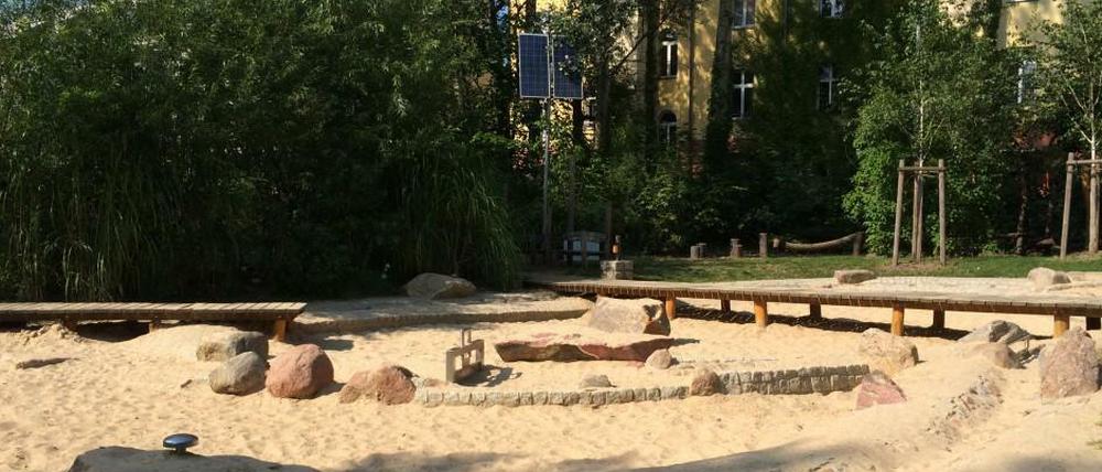 Verwaist bei bestem Sommerwetter: Der Spielplatz auf der Südseite der Uferpromenade auf Stralau. 