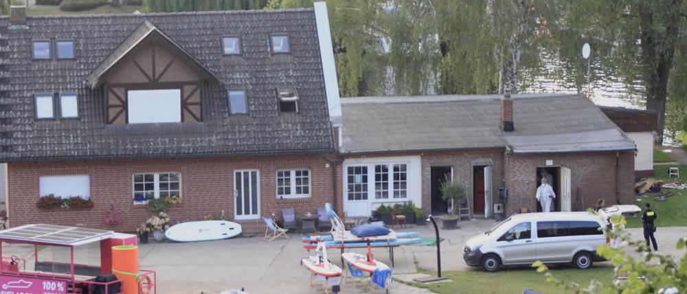 Im Anbau dieses Hauses (rechts) in Spandau fand die Polizei zwei Leichen, dort brannte es auch.