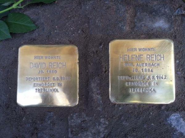 Stolpersteine in der Güntzelstraße 53 in Berlin-Wilmersdorf für David Reich und Helene Reich, Eltern des Literaturkritikers Marcel Reich-Ranicki, die 1942 von den Nazis in Treblinka ermordet wurden.