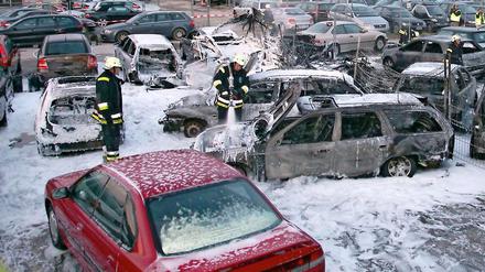 Durch ein Feuer bei einem Gebrauchtwarenhändler in Niederschöneweide wurden 19 Autos und zwei Wohnwagen teilweise schwer beschädigt.