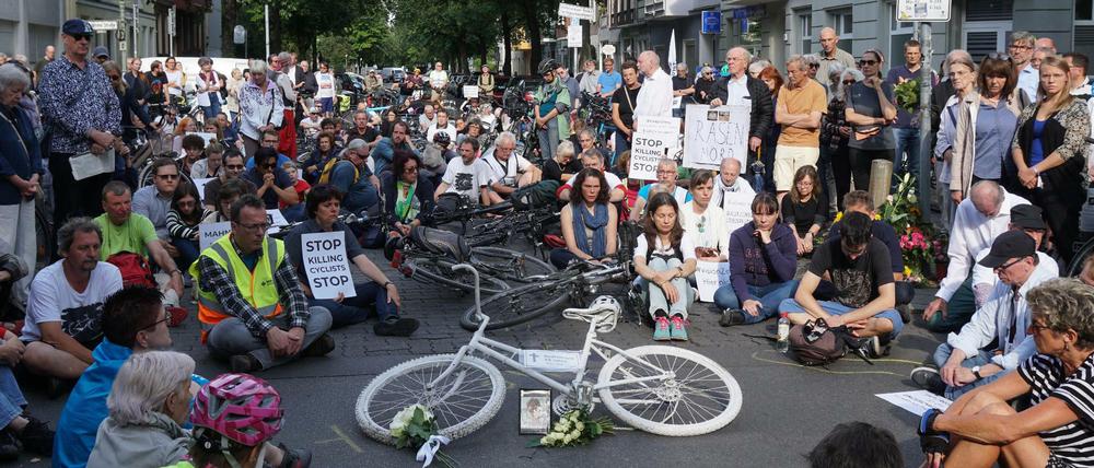 Zur Mahnwache für die getötete Radlerin in Charlottenburg kamen viele Menschen. Zehn Minuten schwiegen die Teilnehmer. 