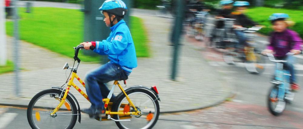 In der Verkehrsschule können Kinder und Eltern lernen, wie man sich sicher im Großstadtverkehr auf dem Fahrrad bewegt. Besonders wichtig ist jedoch die Übung des eigenen Schulwegs, bis das Kind dort absolut sicher unterwegs ist.