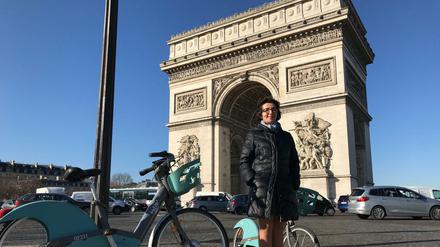 Unsere Autorin steht vor dem Arc de Triomphe, Triumphbogen. 