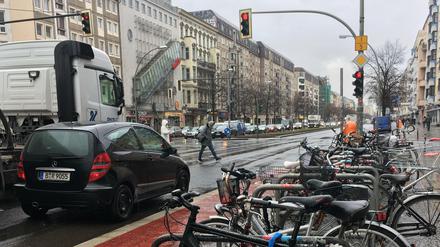 Zwischen dem U-Bahnhof Frankfurter Allee und der Niederbarnimstraße wird stadtauswärts ein 900 Meter langer Abschnitt zu einem Fahrradweg umfunktioniert. 