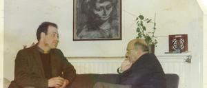Marcel Reich-Ranicki 1970 zu Besuch bei seinem Cousin, dem Maler Frank Auerbach, in London. An der Wand ein von Auerbach gemaltes Porträt von Gerda Böhm, der Schwester Reich-Ranickis. Das Privatfoto, schon leicht vergilbt, wurde uns freundlicherweise von Marcel Reich-Ranickis Sohn Andrew Ranicki zur Verfügung gestellt.