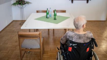 Ein ältere Frau im Rollstuhl in einem Pflegeheim (Symbolbild).