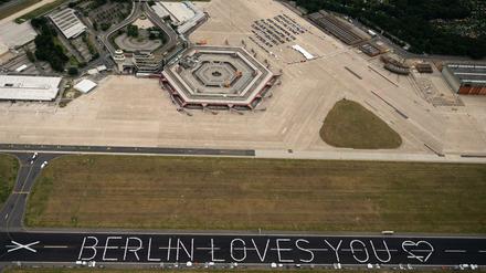  Abendessen auf der Startbahn: Die Tische sind in Form des Schriftzugs "Berlin loves you" aufgestellt. (Luftaufnahme aus einem Helikopter). 
