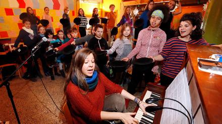 Judith Lehmann (am Klavier) und Katharina Vrubliauskaite bei der Chorprobe mit den Kindern im Sprengelkiez.