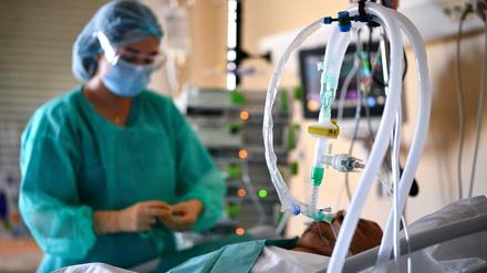 Was passiert, wenn alle Intensivbetten mit Covid-19-Patienten ausgelastet sind? Dafür haben Berliner Krankenhäuser mehrere Notfallszenarien.