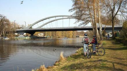 Pendler über die Havel. So soll die neue Freybrücke einmal aussehen, auf der heute täglich mehr als 60 000 Autos fahren. 