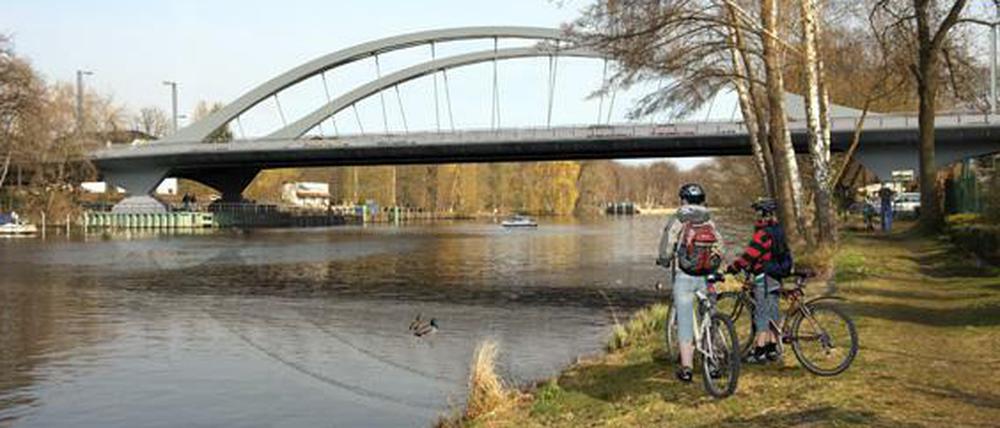 Pendler über die Havel. So soll die neue Freybrücke einmal aussehen, auf der heute täglich mehr als 60 000 Autos fahren. 