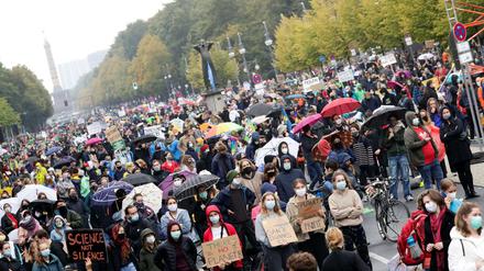 Mit Schirm und Abstand: Klimastreikende am Freitag auf der Straße des 17. Juni.
