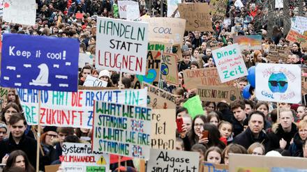 Berlin: Schüler beteiligen sich an der "Fridays for Future" - Klimademonstration.