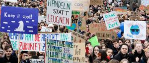 Berlin: Schüler beteiligen sich an der "Fridays for Future" - Klimademonstration.