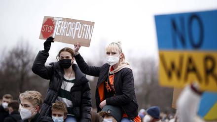 Gleich nach dem Überfall auf die Ukraine waren die Lilienthal-Schülerinnen und Schüler erstmals auf die Straße gegangen und dann 2023 wieder (s. Foto). Diesmal ist ihre Demonstration breiter angelegt. 