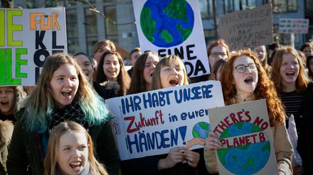Mehrere hundert Schüler und Studierende protestieren vor dem Bundesministerium für Wirtschaft und Energie in Berlin.