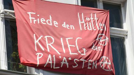 Friede den Hütten, Krieg den Palästen, steht auf einem Transparent an einem Haus in Berlin-Friedrichshain. 