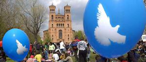 Alle hoffen auf einen friedlichen 1. Mai in Berlin. Tausende wollen deswegen die NPD-Demo verhindern.