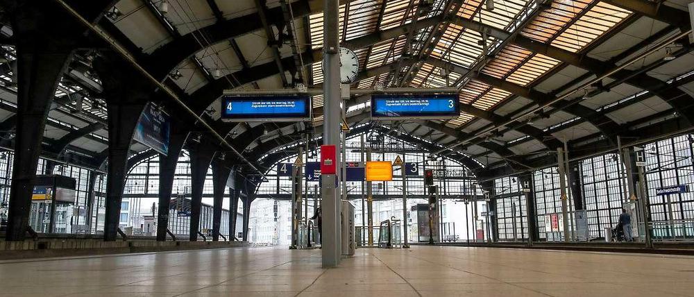 Die reine Leere. Normalerweise sieht es am Bahnhof Friedrichstraße anders aus. Fast 1000 Züge fahren täglich über die Stadtbahntrasse durch die Berliner City.