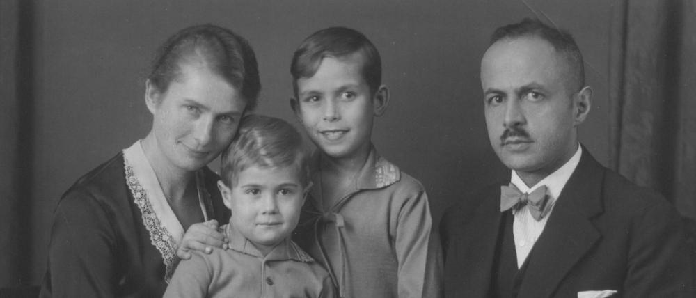 Friedrich Weissler mit seiner Frau Johanna und den Söhnen Ulrich und Johannes, um 1927. 