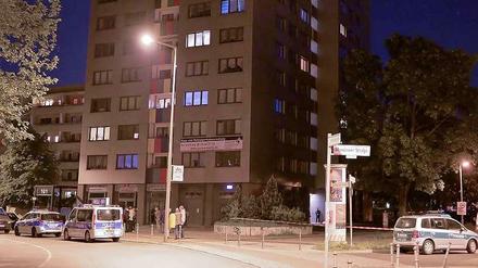 Abgesperrt. Die Polizei hatte das Hochhaus in Lichtenberg am Abend abgeriegelt.