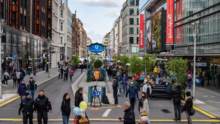 Die Friedrichstraße wird auf einem Teilstück zur autofreien Zone erklärt und damit zur Flaniermeile für Fußgänger.