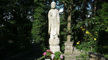 Eine Buddha-Statue im Garten des Buddhistischen Hauses am Edelhofdamm