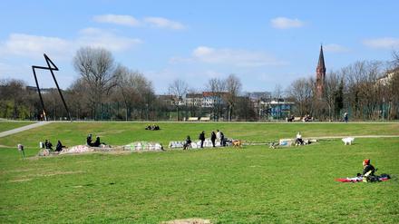 Besucher im Görlitzer Park in Berlin-Kreuzberg.