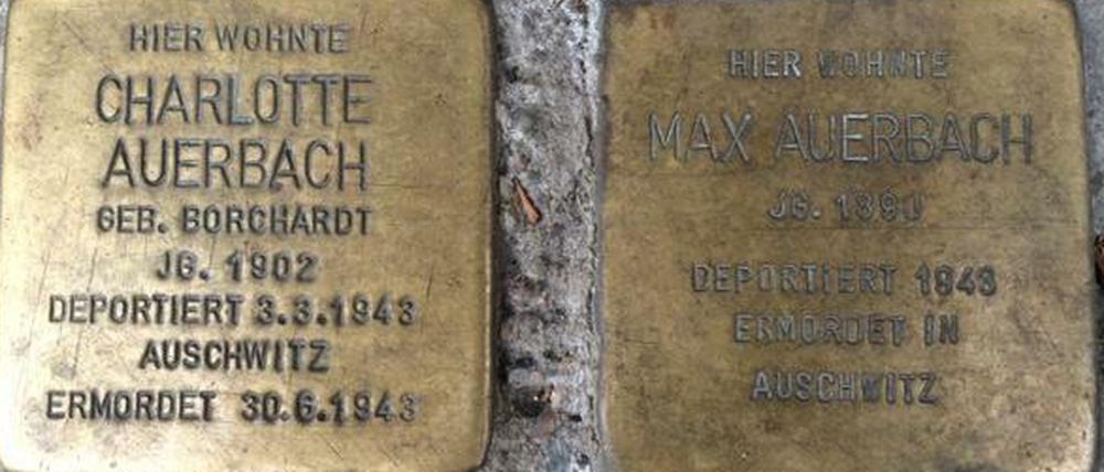 Stolpersteine für Charlotte Auerbach und Max Auerbach in der Güntzelstraße 49 in Berlin-Wilmersdorf. Ihr Sohn, der Maler Frank Auerbach, floh mit einem Kindertransport nach Großbritannien.