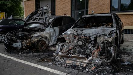 Zerstört. Mitte Juli brannten mehrere Autos in der Charlottenburger Guerickestraße.