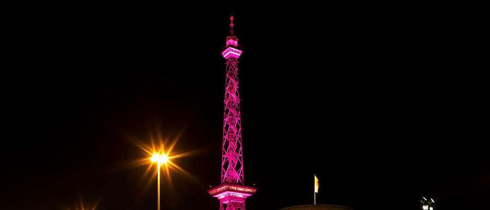 Signalfarbe. Der Funkturm wird zum Weltmädchentag pink angestrahlt.