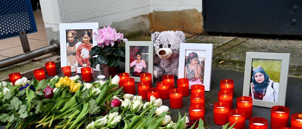 Bilder, Blumen und Kerzen in Erinnerung an die Getöteten.