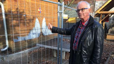Siegfried Kühbauer widersetzte sich der Räumung, indem er sich auf dem Gelände der Kinderfarm meldete. Der Zaun weist ihn die Schranken.