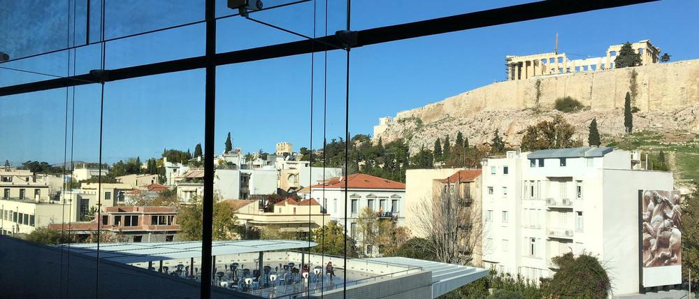 Blick aus dem Museum zur Akropolis Anfang Dezember, unten die Terrasse des Cafés. 