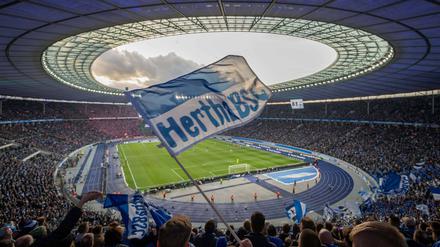 Hertha-Fans im Berliner Olympiastadion. Die letztlich tödliche Attacke ereignete sich nach dem Relegationsspiel vor der Arena.