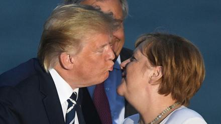 US-Präsident Donald Trump küsst Bundeskanzlerin Angela Merkel (CDU) zur Begrüßung beim G-7-Familienfoto.