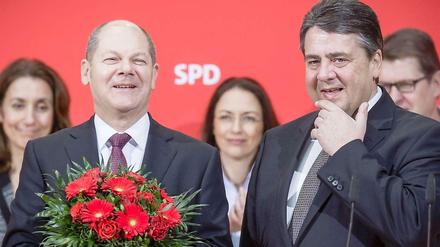 Mmmhh, was machen wir jetzt mit dem Scholz? SPD-Chef Sigmar Gabriel und der Hamburger Wahlsieger Olaf Scholz.