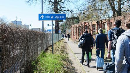 Wandertag. Bereits Anfang April mussten viele Fluggäste zu Fuß zum Flughafen Tegel, Grund war ein BVG-Streik. 