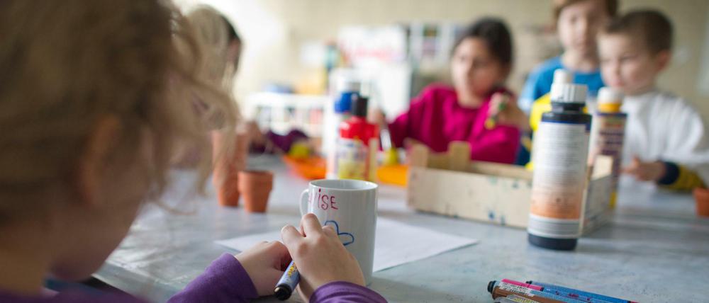 Kinder im Hort: Bastelarbeiten gibt's nicht nur in der Schule, sondern manchmal auch in der Politik.