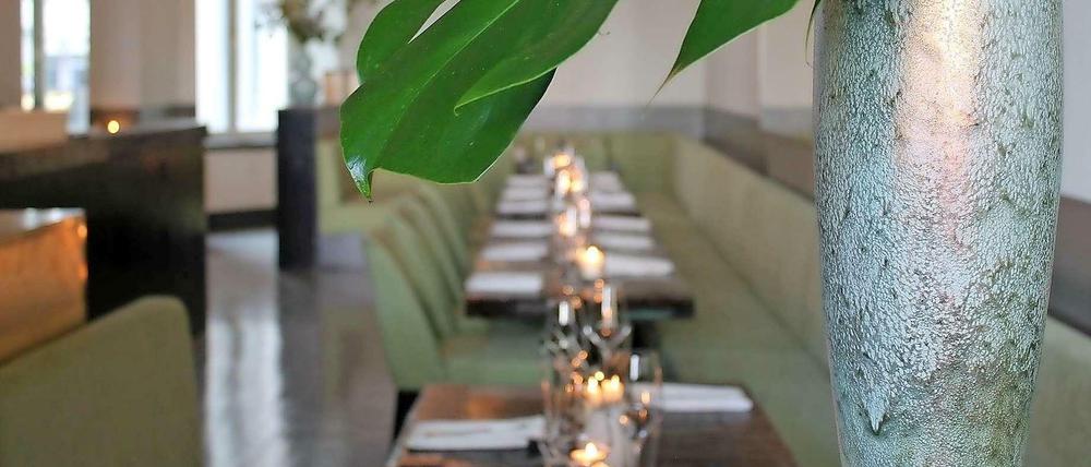 Lange zart grau-grüne Sofas, lackierte Tische: das Restaurant "Gärtnerei" in Mitte zeigt sich stilvoll und modern.