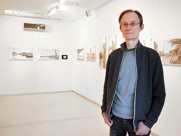 Künstler Robert Stumpf in seiner Ausstellung im Gasag-Kunstraum.