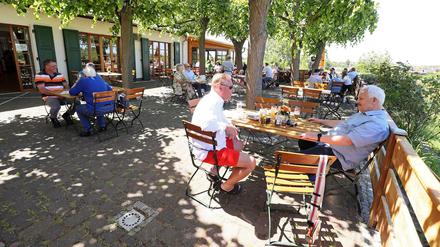 Kurz vor Pfingsten können Gaststätten in Brandenburg bei einer stabilen regionalen Sieben-Tage-Inzidenz unter 100 im Freien wieder öffnen.